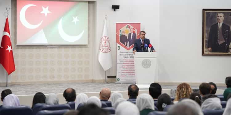 Bakan Tekin, Pakistanlı Öğrencilerle Bir Araya Geldi