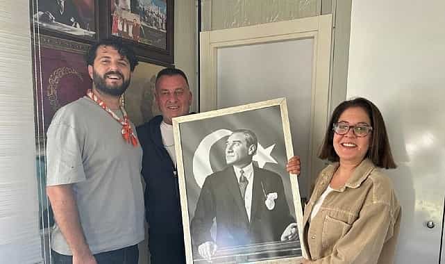 cesme belediyesinden muhtarlar haftasinda anlamli hediye ataturk tablosu