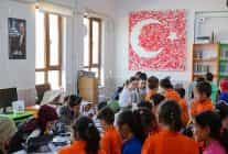 selcuklu sanat ve tasarim atolyesinden dis mahallelerdeki ogrencilere sanat etkinligi