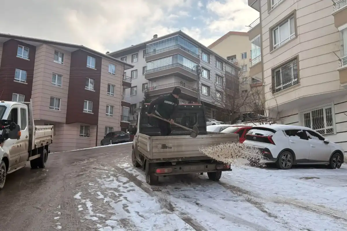 Keçiören’de karla mücadele çalışmaları devam ediyor