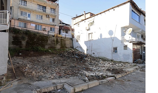 konakta metruk bina yikimlari suruyor