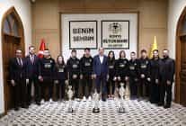 konya buyuksehirin basarili judoculari 2025te kazandiklari kupalari baskan altaya takdim etti