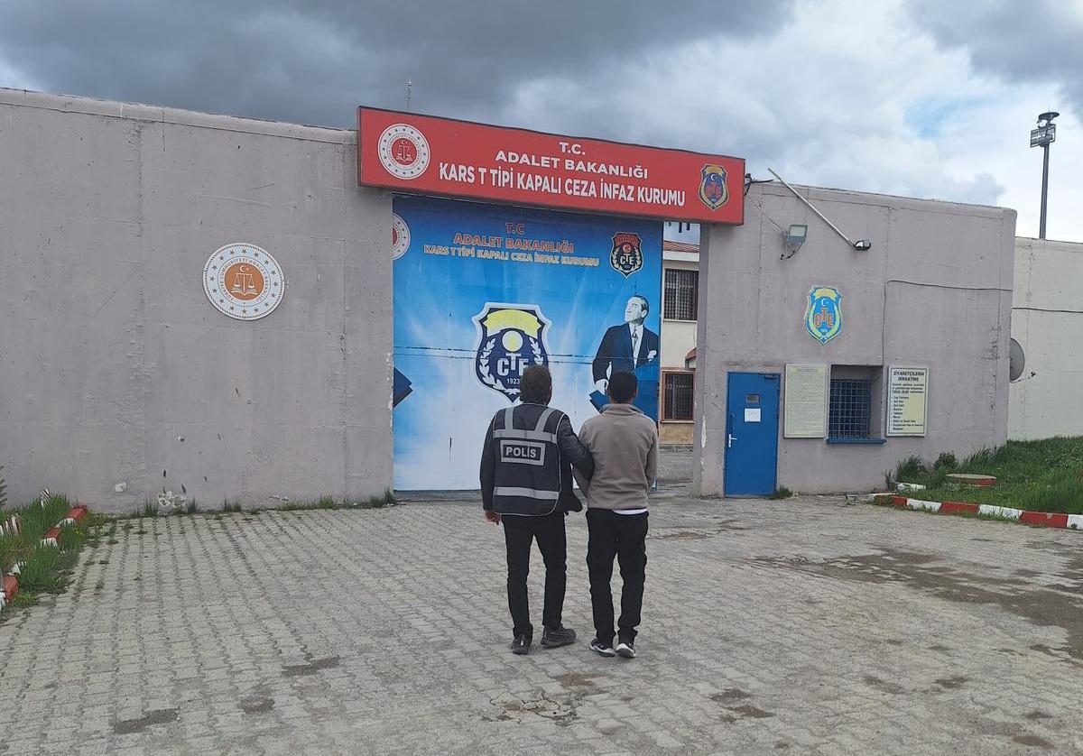 Kars Emniyetinden Başarılı Operasyon: Aranan Dolandırıcı Yakalandı 1 25 17