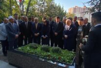 BAHCELI TURKESIN MEZARINI ZIYARET ETTI 1333118 396071