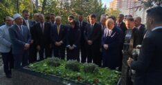 BAHCELI TURKESIN MEZARINI ZIYARET ETTI 1333118 396071