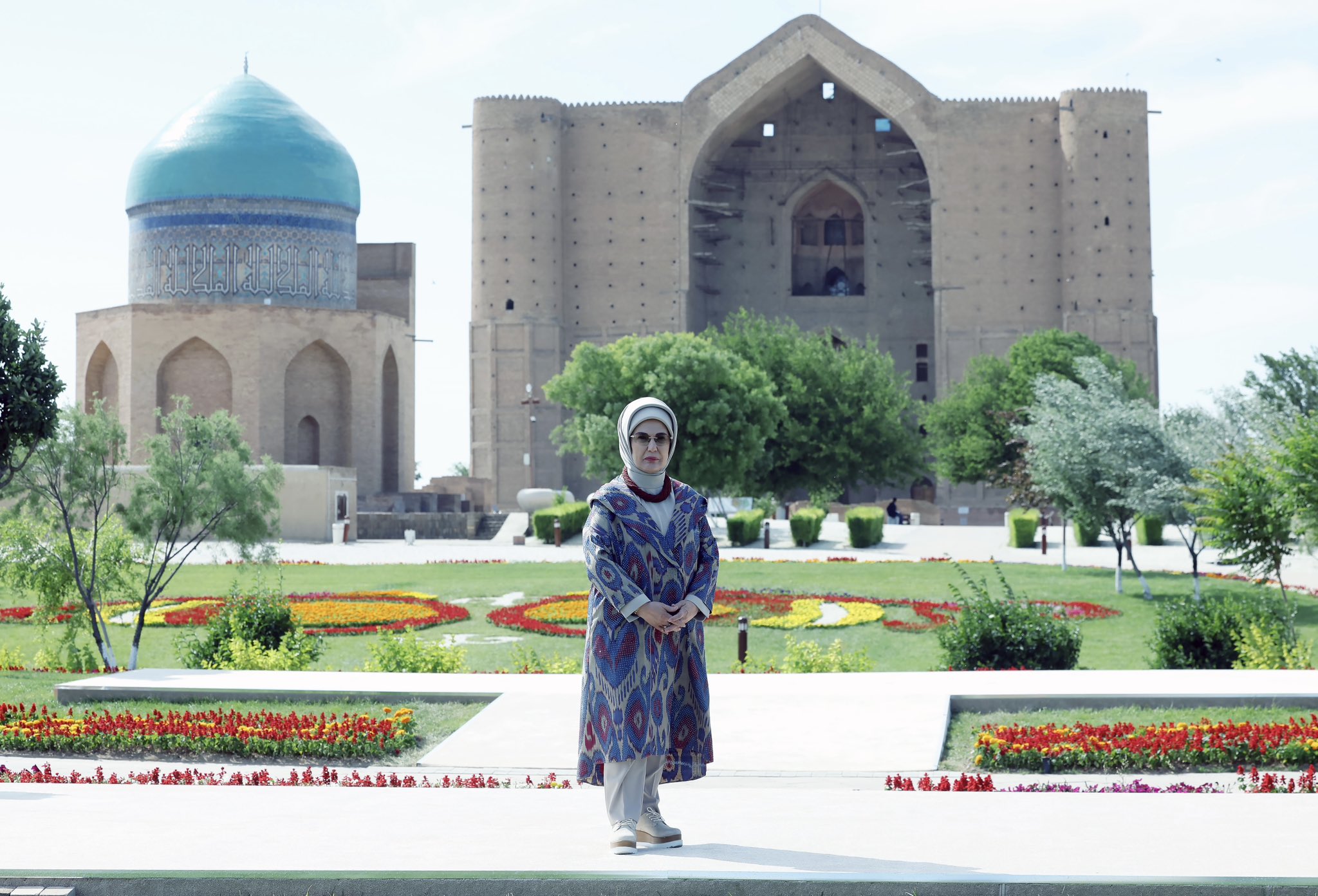 Emine Erdoğan Kazakistan’da Hoca Ahmet Yesevi Türbesi’ni Ziyaret Etti 1 HIYKd55XQAA9IsS