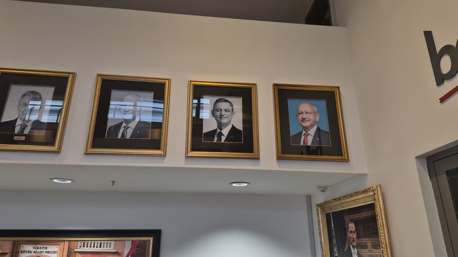 Kemal Kılıçdaroğlu’nun Fotoğrafı Ve İsimliği CHP Genel Merkezi’ne Yeniden Asıldı 1 KILICDAOGLUNUN FOTOGRAFI GENEL MERKEZE 1331424 395585