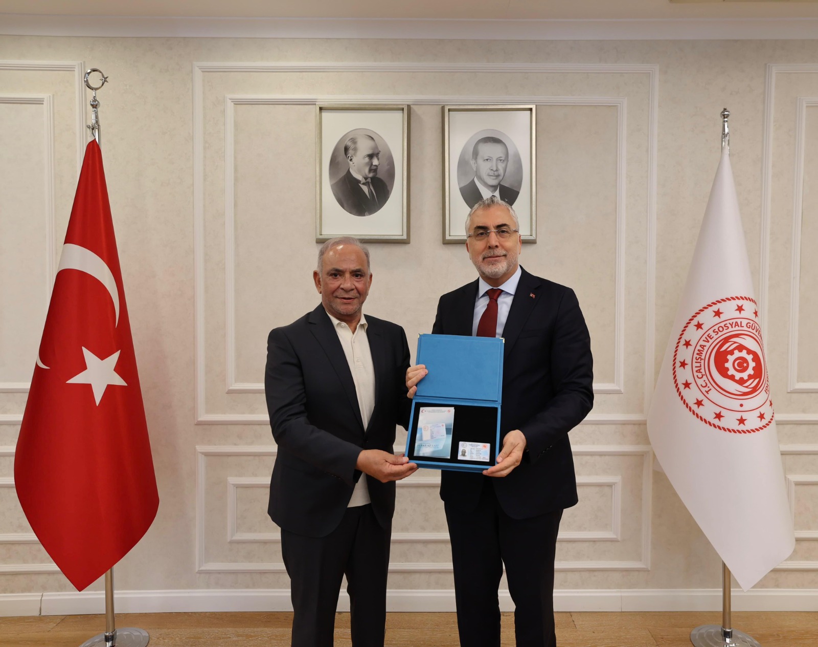 Bakan Işıkhan Girişimci Baqir Ali Sheikh’e Turkuaz Kart Takdim Etti 1 WhatsApp Image 2026 05 14 at 09.50.18