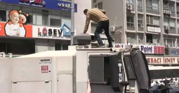 İzmir’deki Eylemde TOMA’ya Zarar Veren Müdür Yardımcısı Tutuklandı Ve Görevden Uzaklaştırıldı 1 wtprkOCy