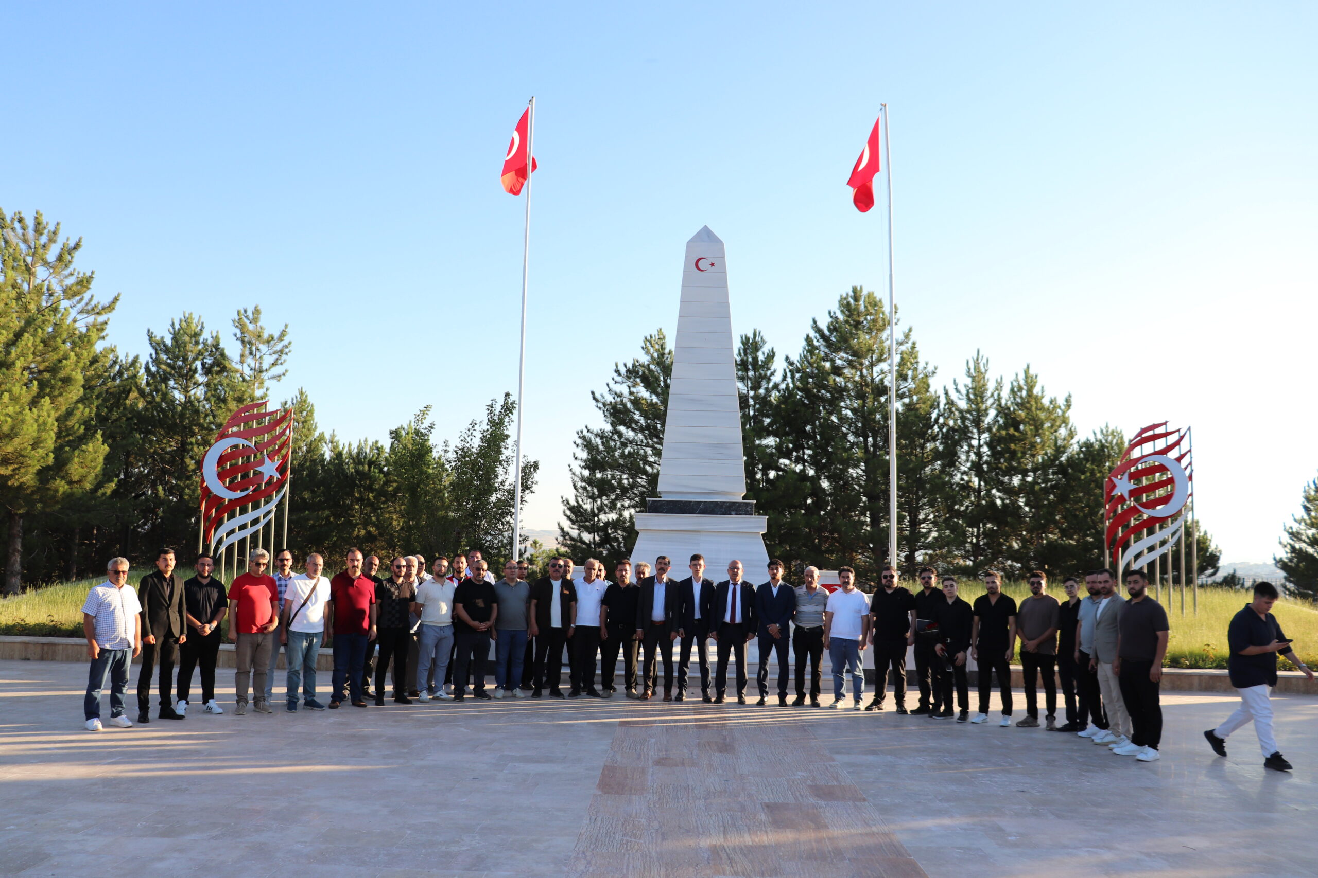Sivas’ta “çerçeve yasa” tepkisi: Şehitliklere karanfil bıraktılar 1 6a7dd6566b334 anttoplufoto scaled